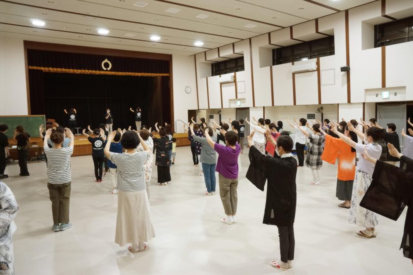 西馬音内盆踊り一般練習会の練習風景